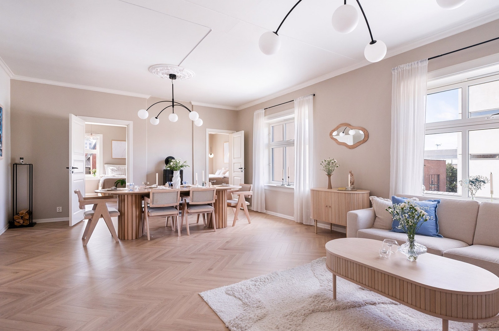 Det er store vindusflater som slipper inn rikelig med lys og luft. Galleribilde