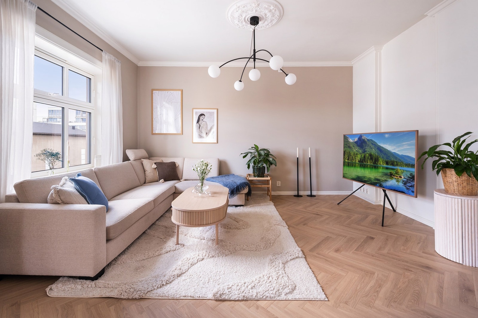 Lys og romslig stue med plass for sofa, tilhørende salongbord, tv-seksjon og annet møblement om ønskelig. Galleribilde