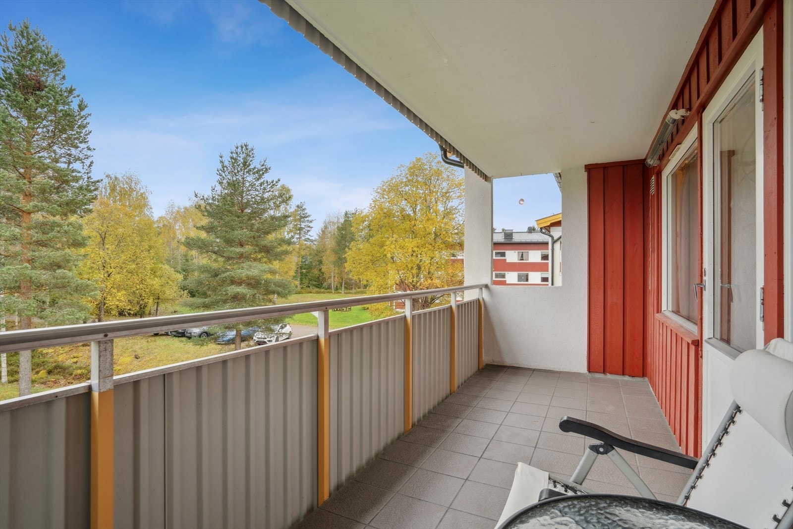 Balkong med fliser på gulv. Galleribilde