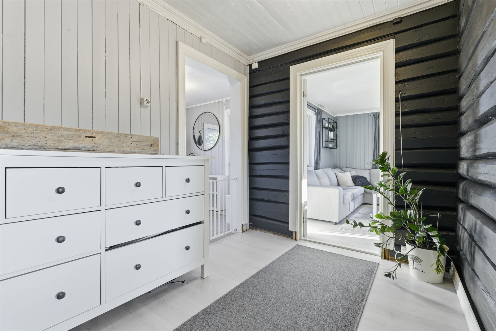 Tømmerhus med tykke tømmervegger i den gamle delen av huset. Galleribilde