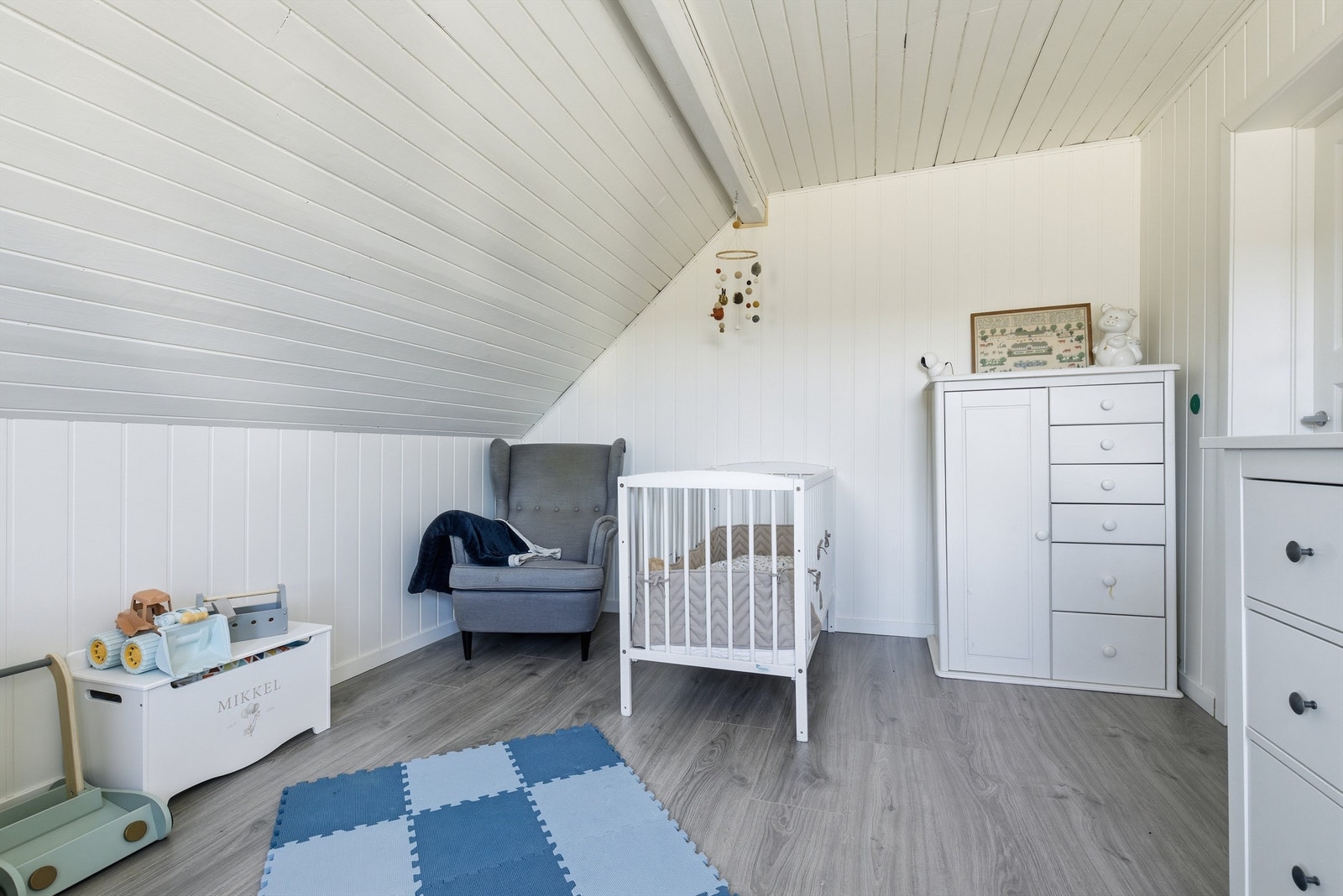 Soverom 3 i 2. etasje er pusset opp med nye mdf plater på vegger, nytt laminatgulv og etterisolert i veggen. Galleribilde