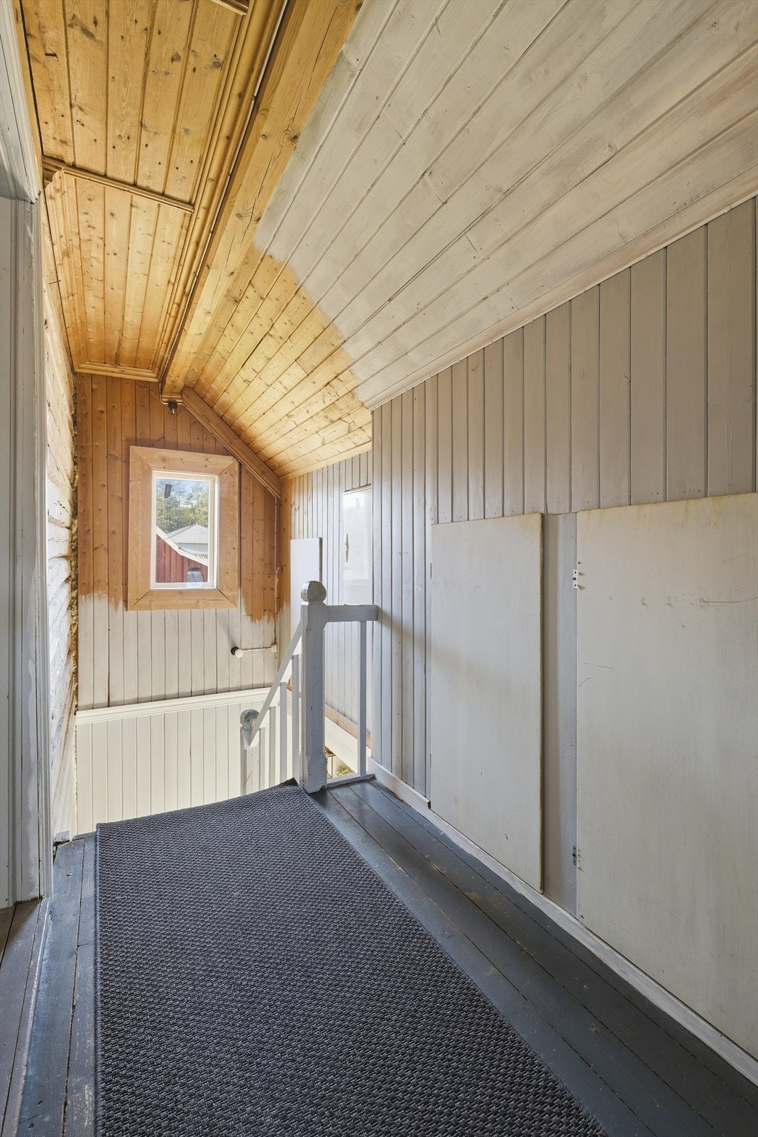 Mellomgang i 2. etasje. Det er lagringsplass i kott. Galleribilde