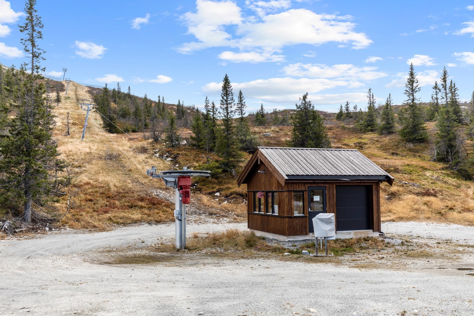 Tilfarerheisen ligger kun noen skøytetak unna hytta. Galleribilde