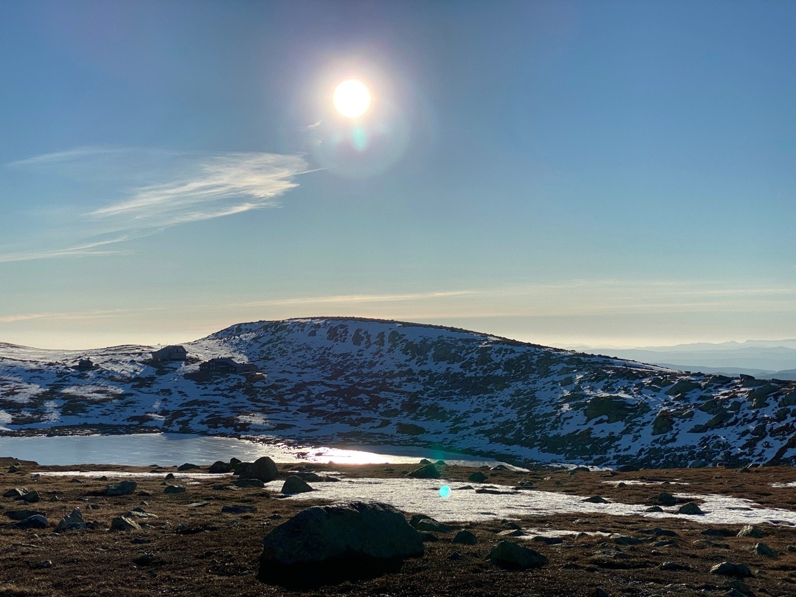 Turisthytter ved foten av Høgevardetoppen. Galleribilde