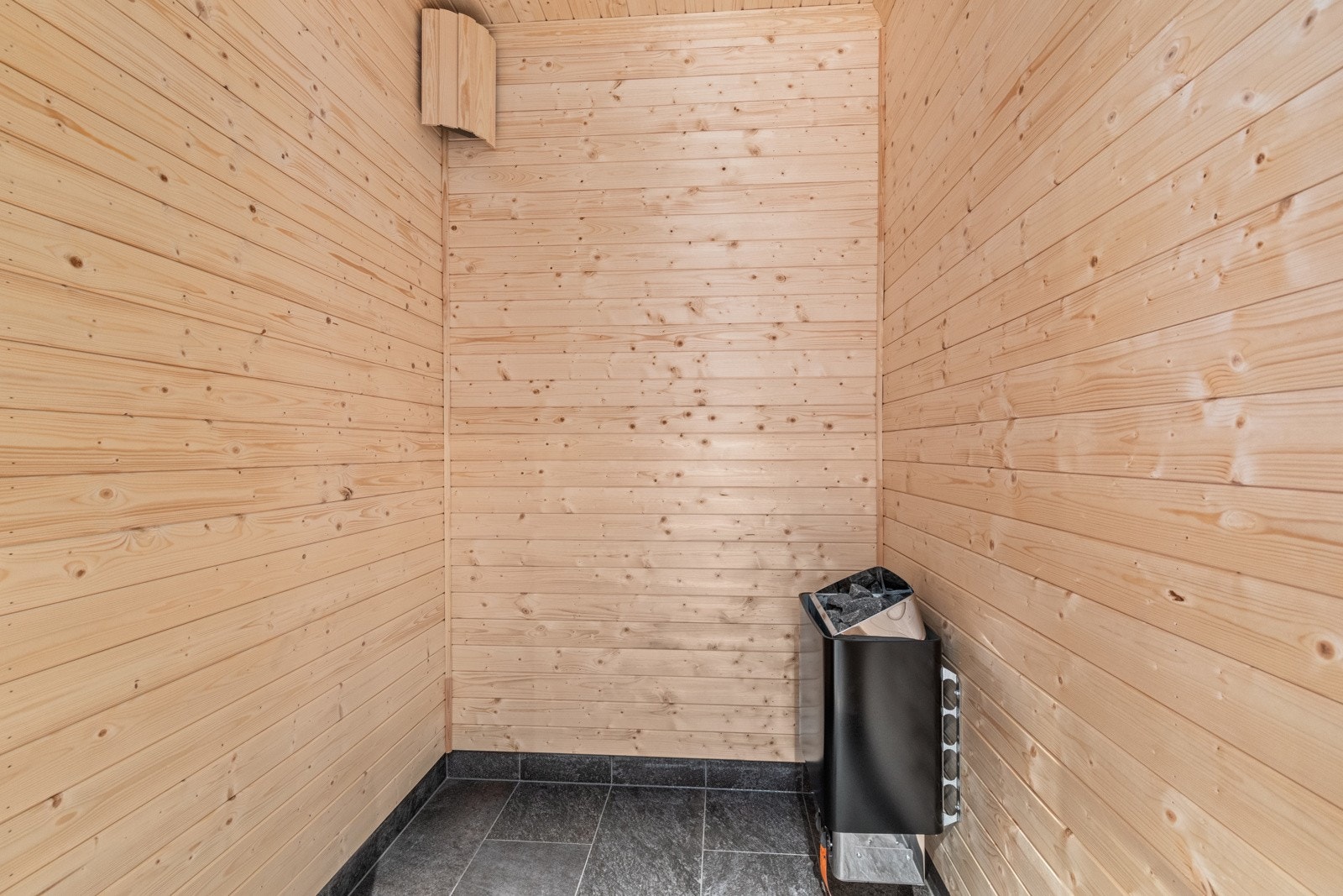 Badstue i tilknytning til hovedbadet, med muligheter for å kaste seg rett i snøen utpå terrassen for avkjøling. Galleribilde