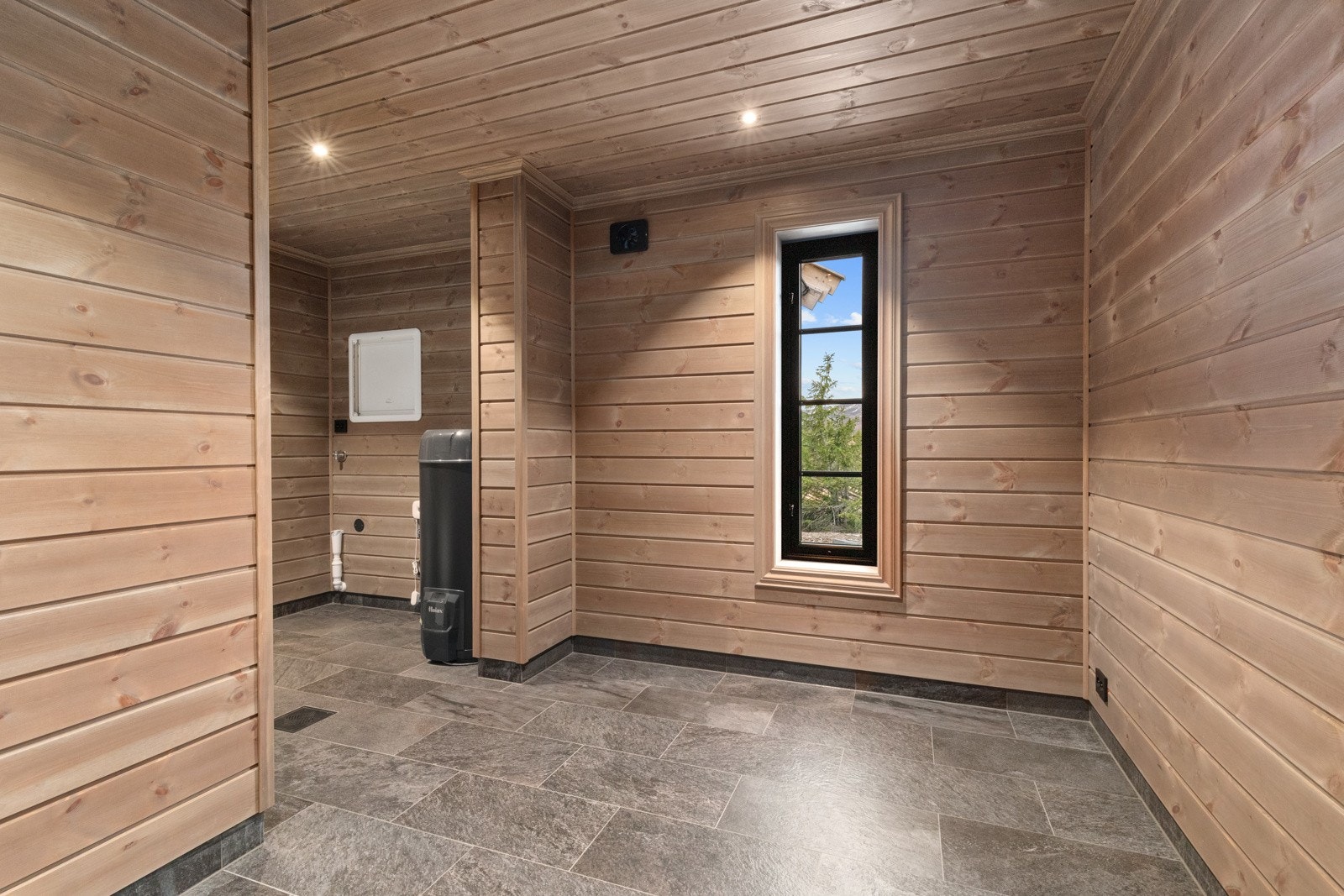 Stor flislagt vaskerom/ teknisk bod med flere muligheter. Galleribilde