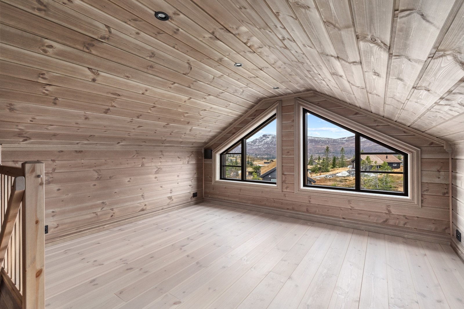 Praktisk loftetasje over soveromsdelen. Loftstue med fine vinduer. Galleribilde