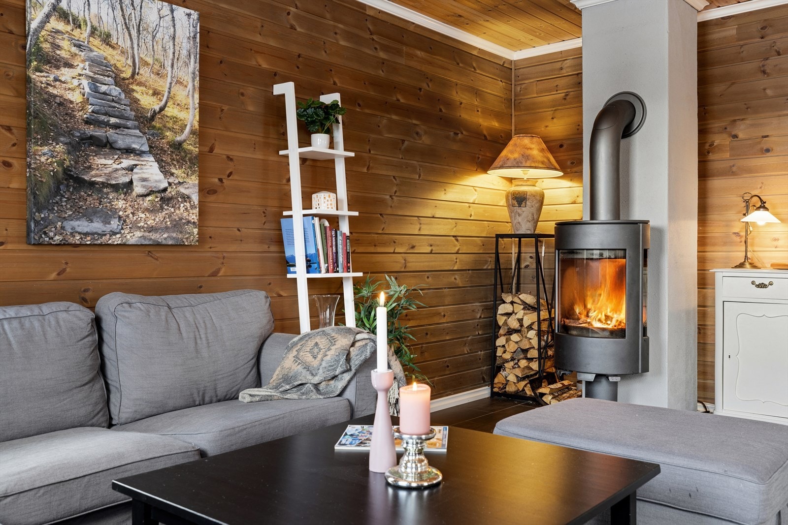Etter en dag i sporet er det ingenting som slår lyden av knitring fra peisen. Kombinasjonen av varmekabler i gulv og en effektiv peisovn gir en stabil og god varme i hele fritidsboligen. Galleribilde