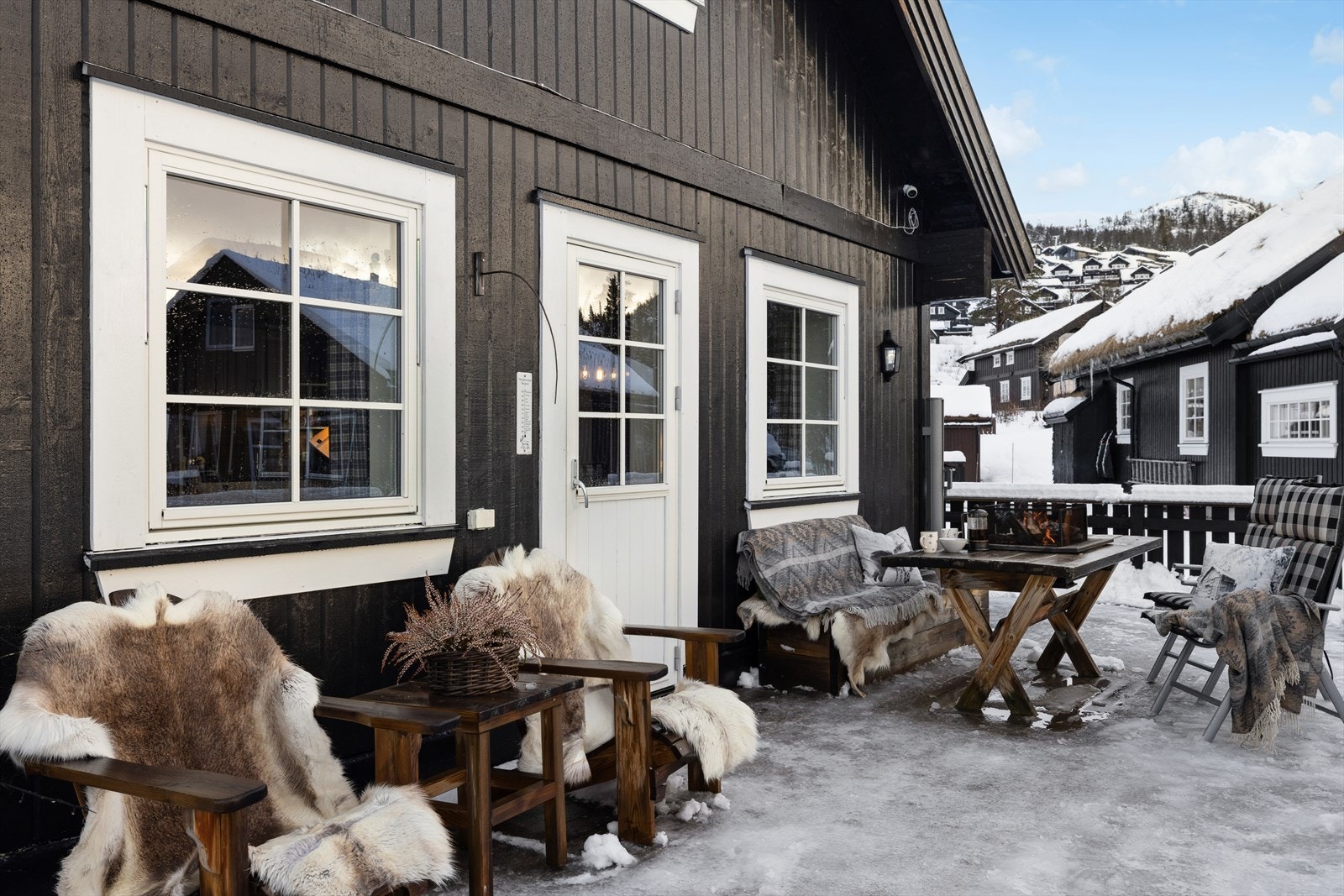 Lun uteplass med gode solforhold, hvor man kan nyte roen og solen etter lange dager i skibakken. Galleribilde
