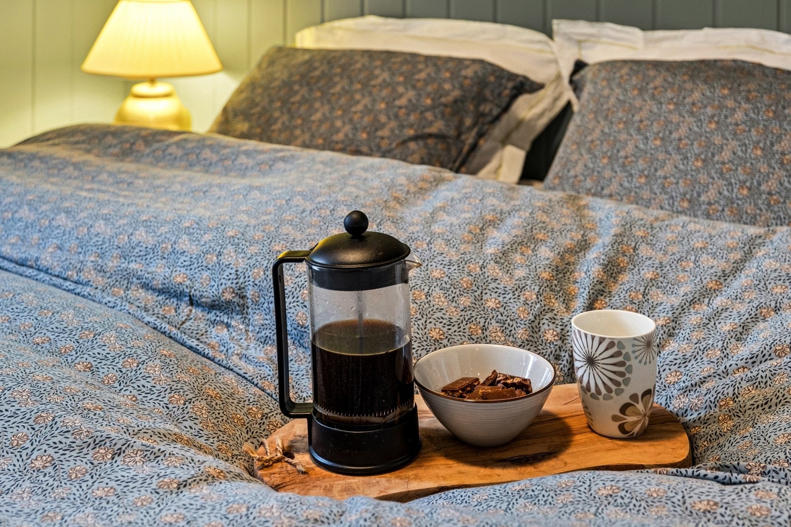 Hytta har hele fire soverom, to i 1. etasje og to i 2. etasje. Galleribilde