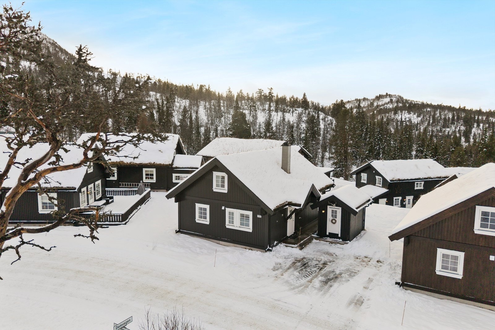 Om vinteren kan du spenne på deg både langrenn- og slalåmskiene rett utenfor hyttedøren og ta turen rett ut i løypene. Galleribilde