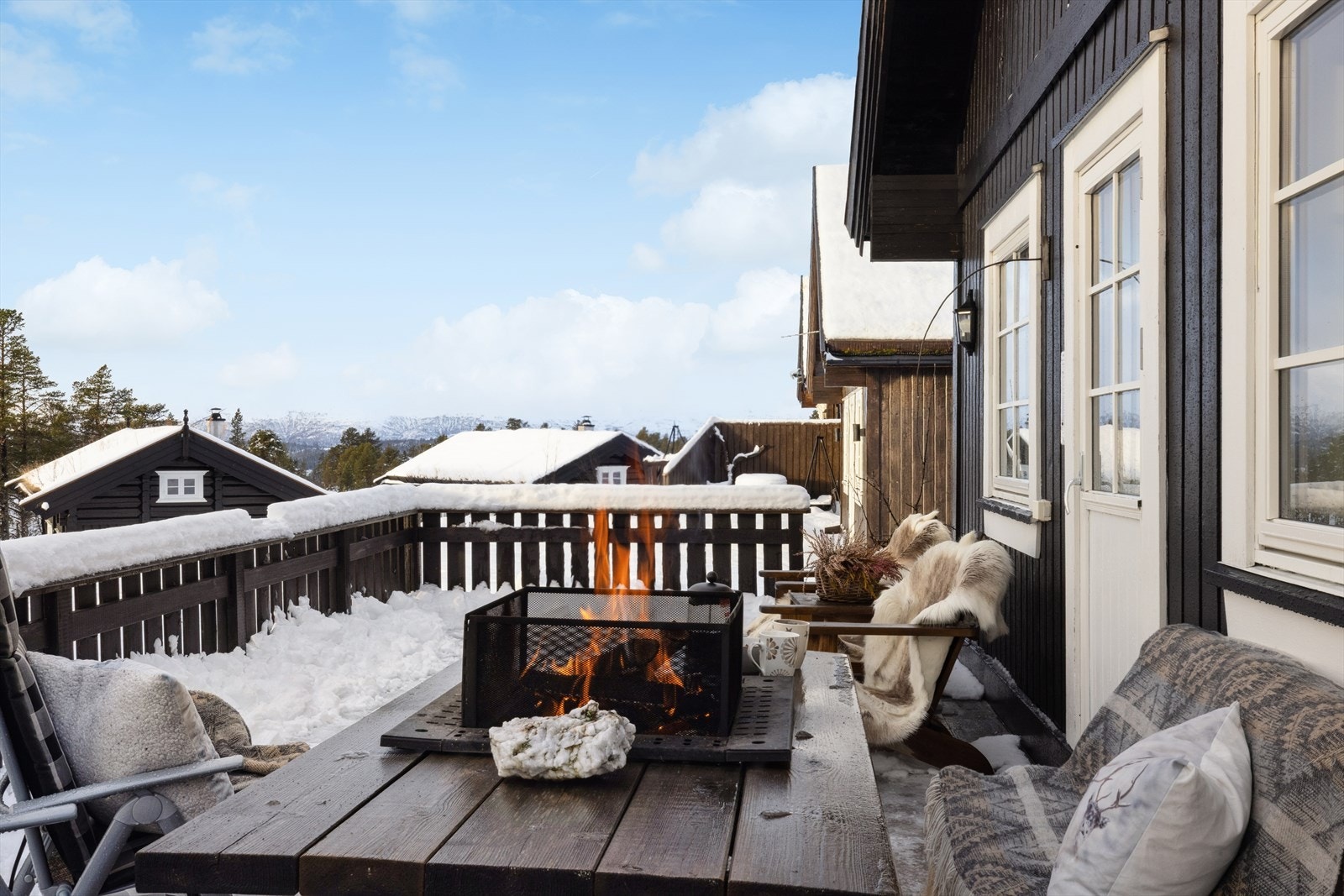 DNB eiendom ved Jeanette Arnesen-Eriksrød har gleden av å presentere Holtarvegen 175 - Hytta ligger med ski inn-ski ut, og her er det bare å suse innom for en varm pølse på bålpanna mellom turene. Galleribilde