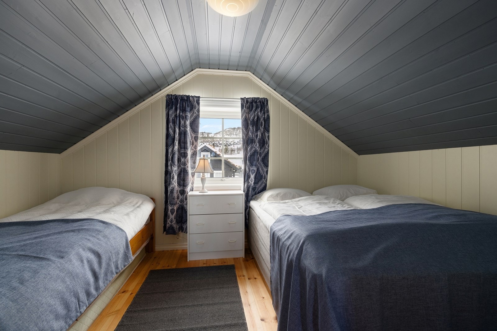 Soverommet er praktisk innredet med tre soveplasser, perfekt for barnefamilien eller når man har overnattingsgjester. Galleribilde