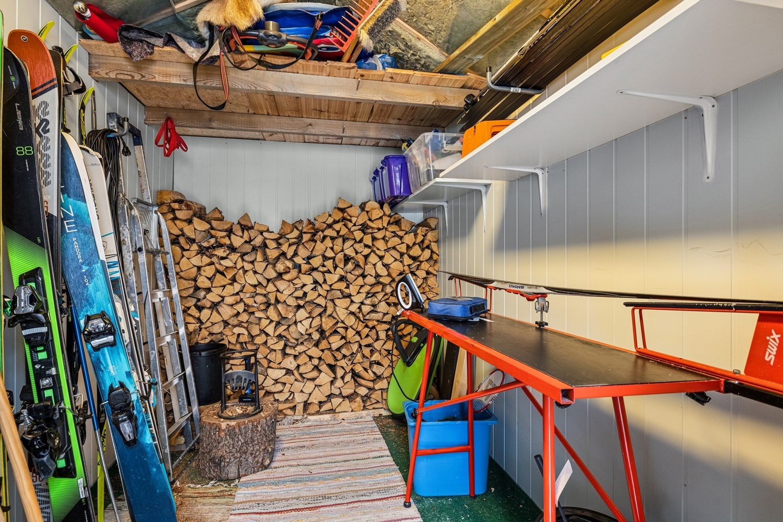 Den frittstående boden har god plass til alt fra ved og ski til sykler og akebrett - her får du orden på utstyret Galleribilde