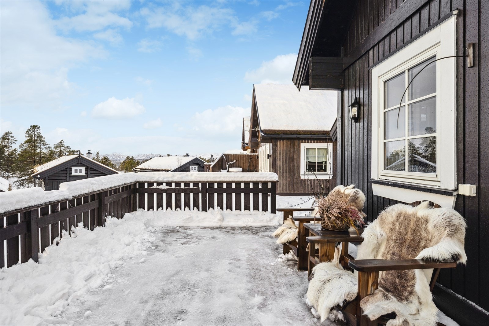 Med alpinbakken rett utenfor døren har du enkel tilgang til varierte dager, mens de nypreppede langrennsløypene tar deg innover i Silkedalen og det vakre fjellandskapet. Galleribilde