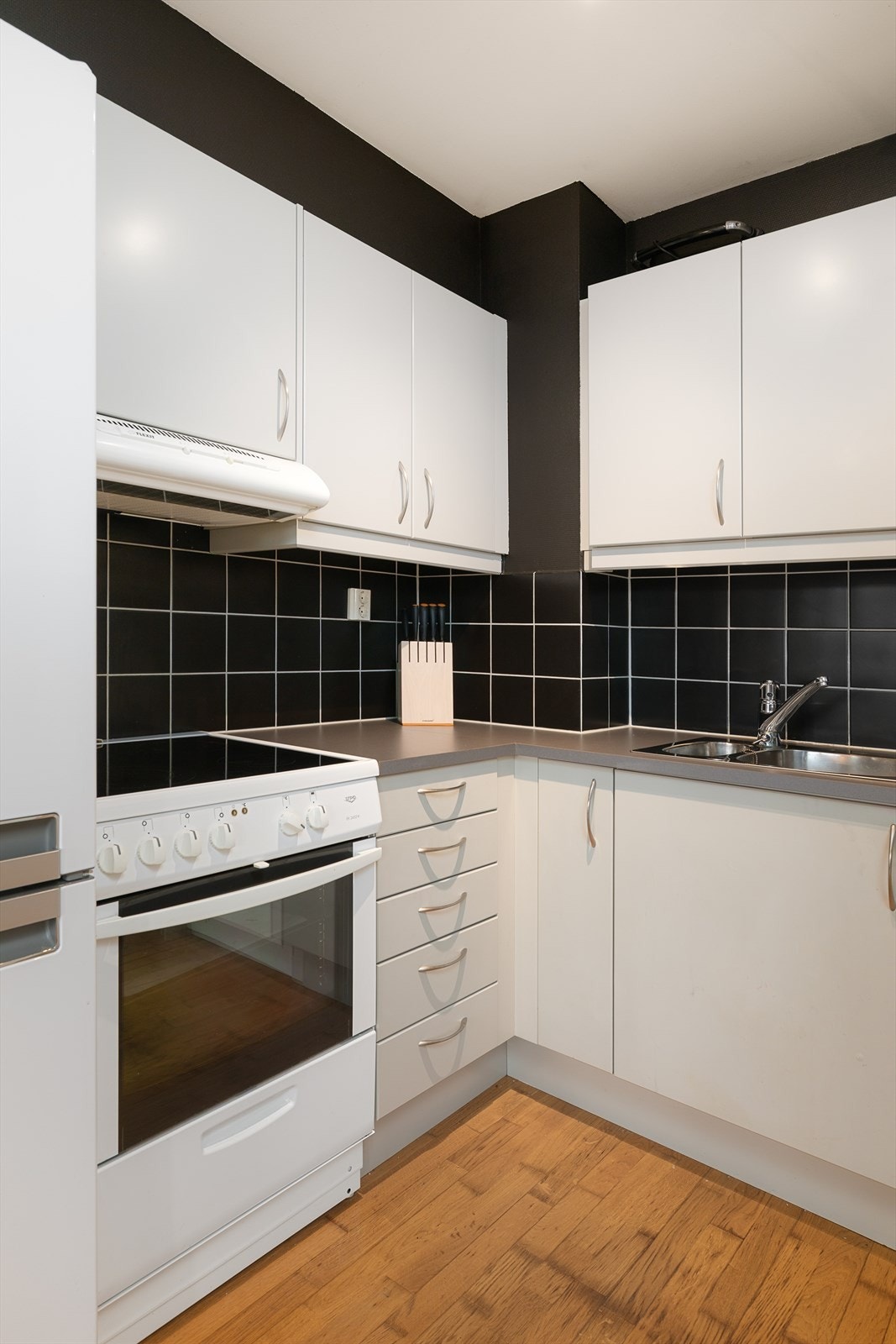 Det er plass og opplegg for frittstående hvitevarer. Galleribilde