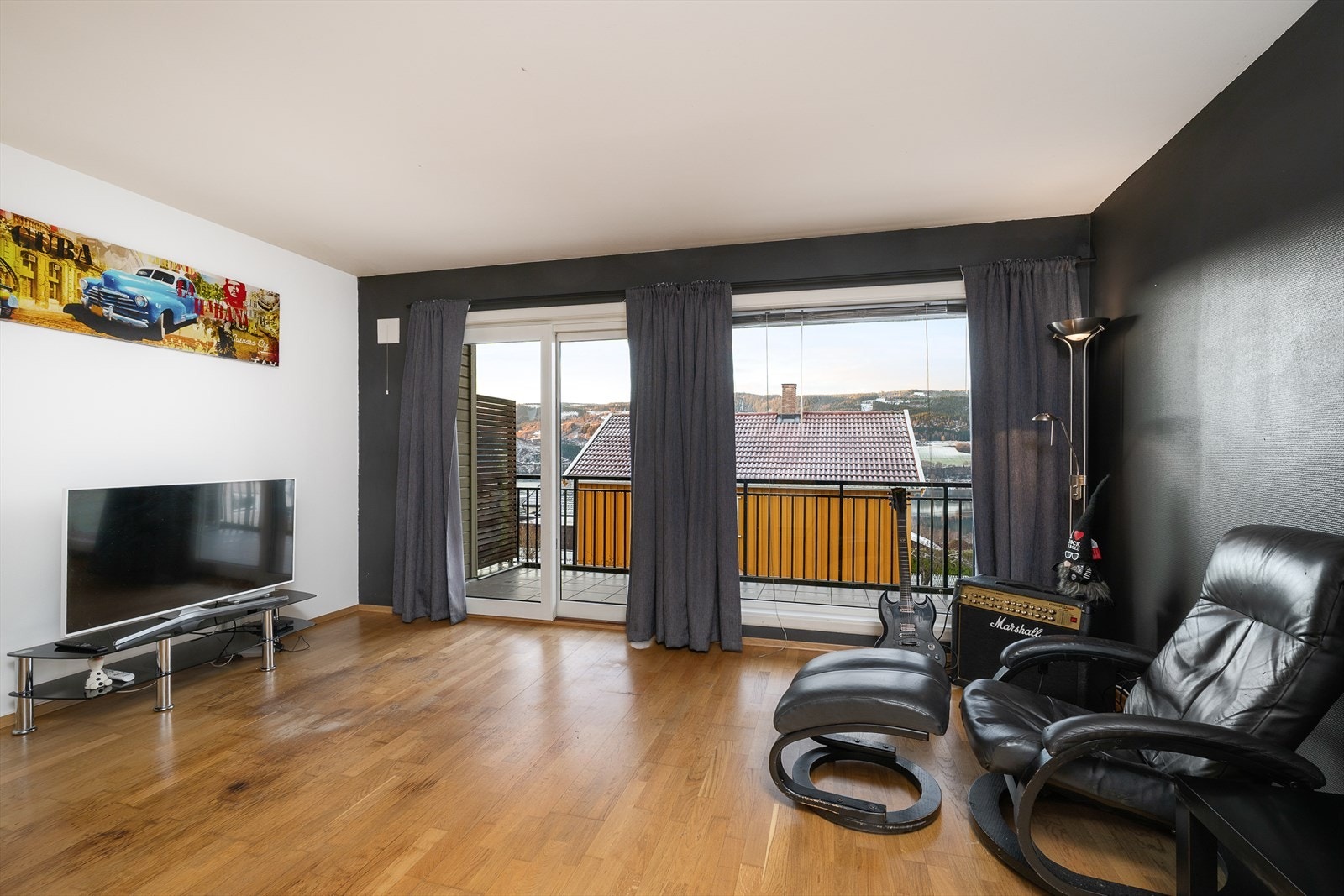 I stuen er det større vindusflater mot vest som gir godt med naturlig lys inn. Galleribilde