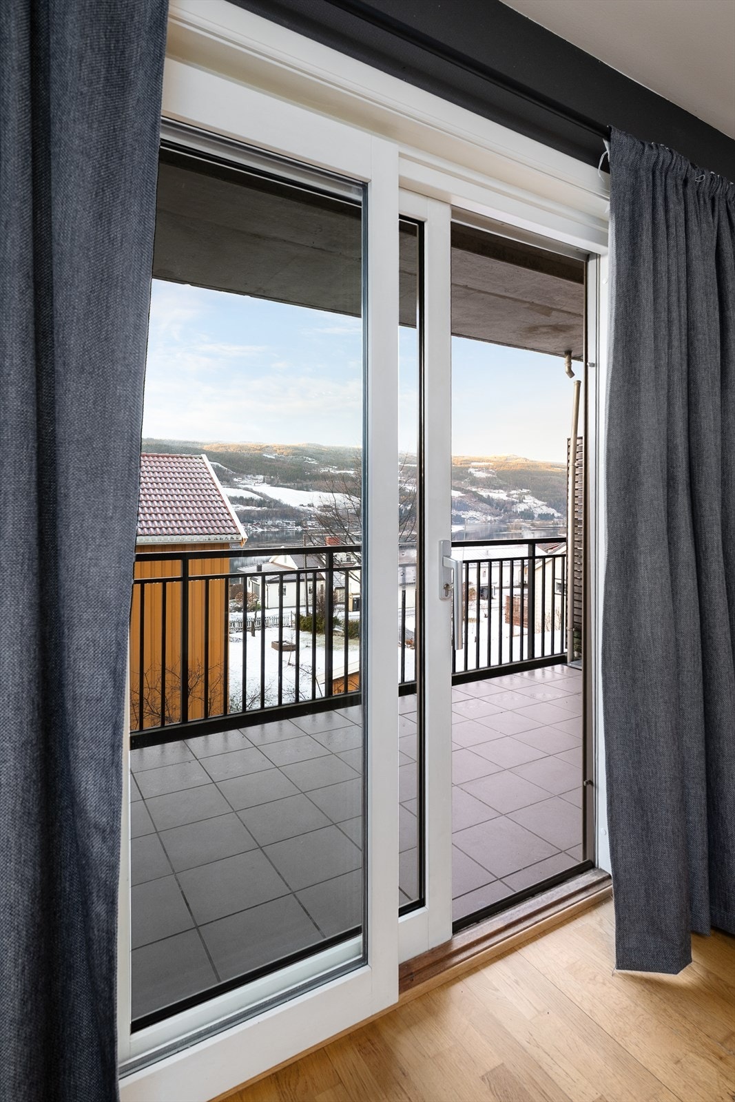 Utgang til vestvendt terrasse på ca. 10 m2. Galleribilde