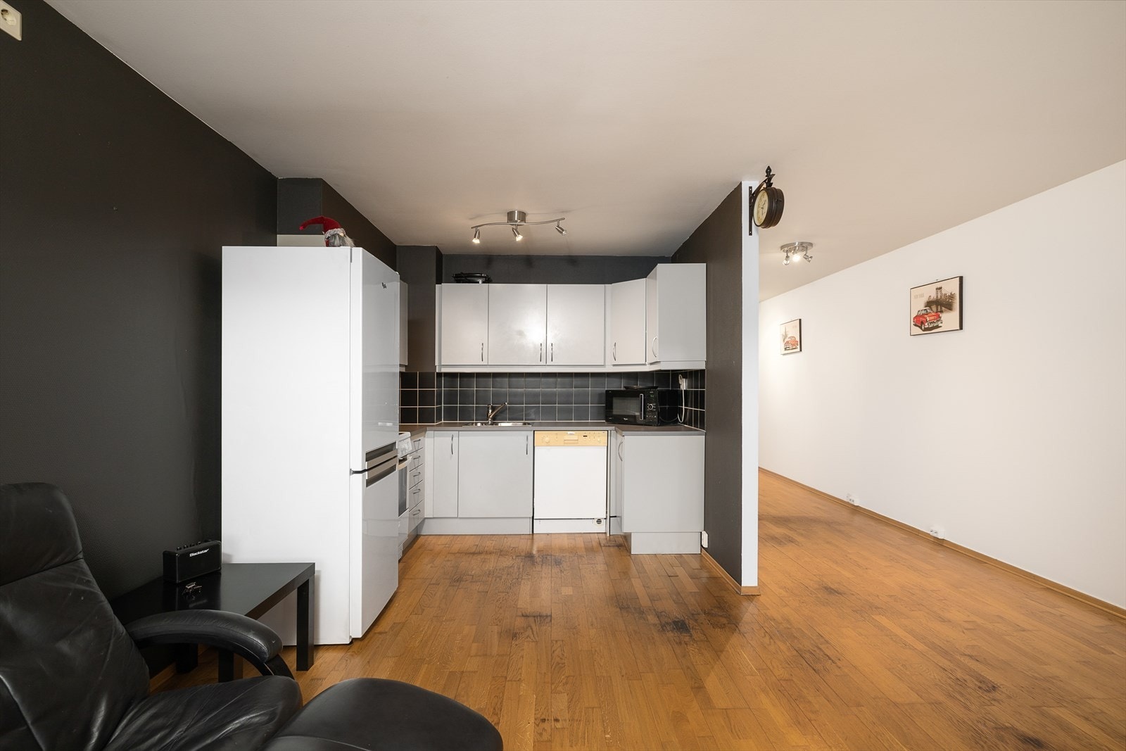 Kjøkkeninnredningen er i hestesko. Galleribilde