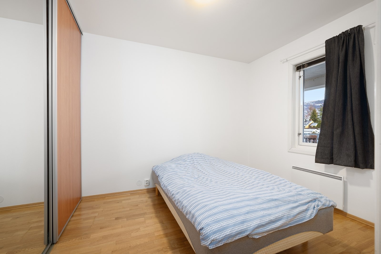 Her er det god plass for dobbeltseng og tilhørende møblement. Galleribilde