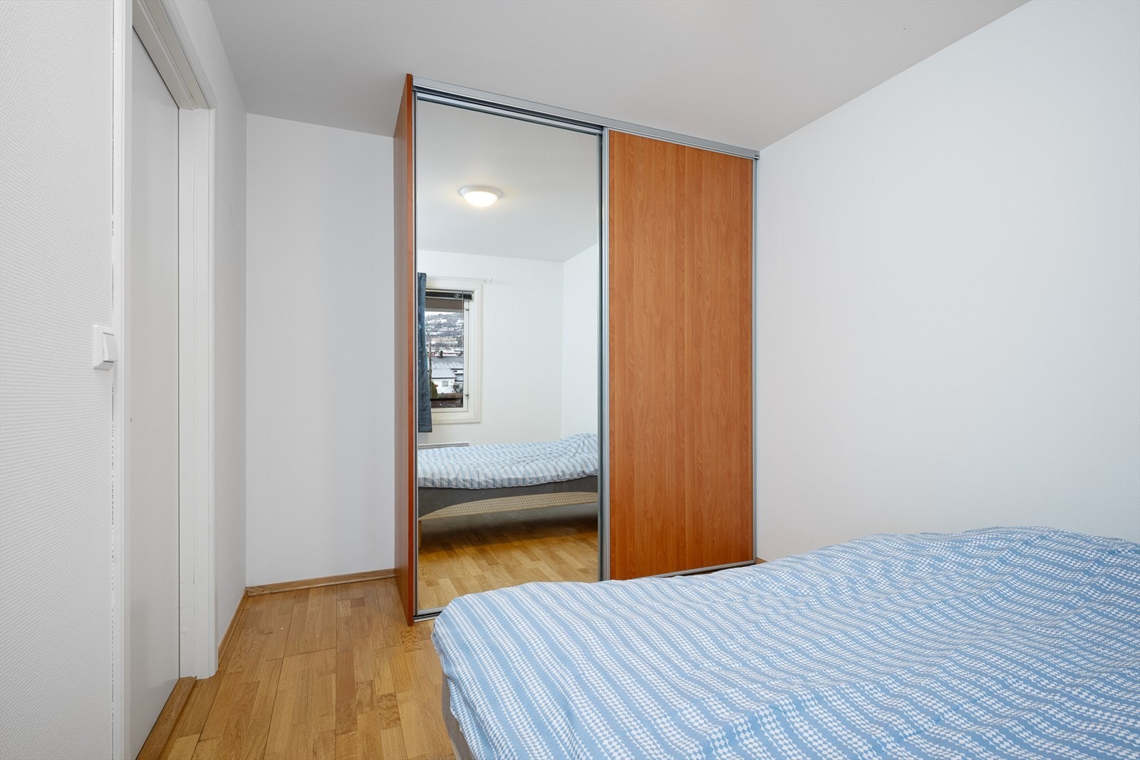 Soverommet har romslig skyvedørsgarderobe. Galleribilde