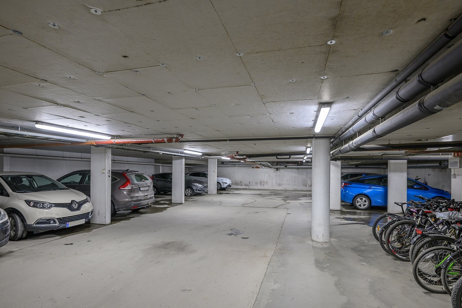 Leiligheten disponerer en egen biloppstillingsplass i felles garasjekjeller. Galleribilde