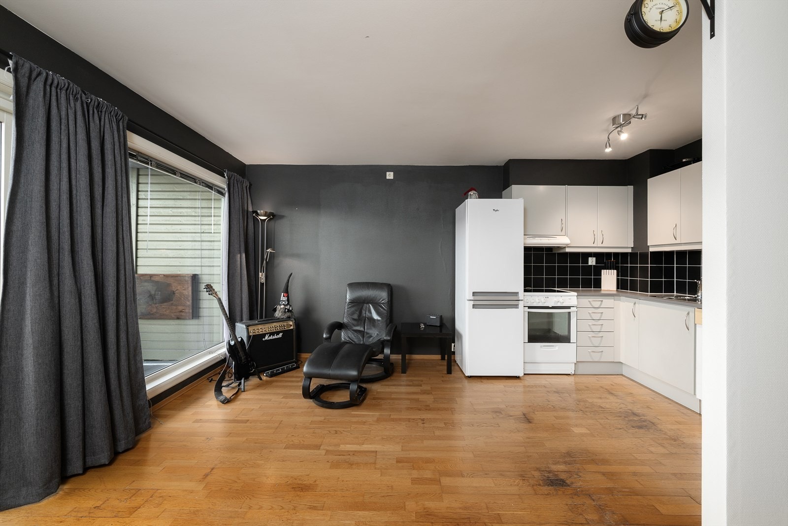 Leiligheten har stue og kjøkken i åpen løsning. Galleribilde