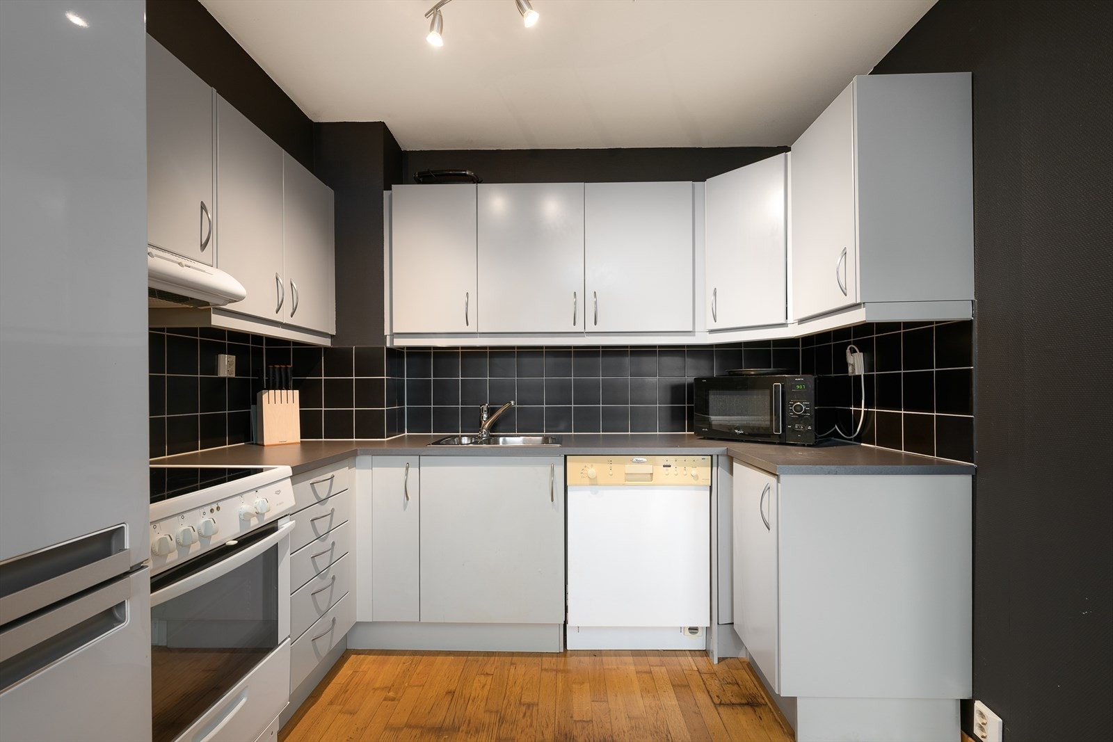 Det er godt med skap og benkeplass på kjøkkenet. Galleribilde