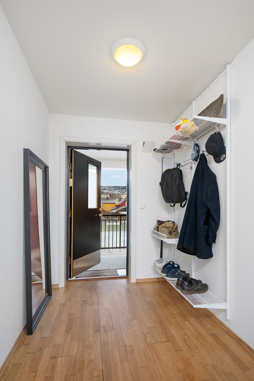 Godt med plass til å ta av sko og yttertøy. Galleribilde