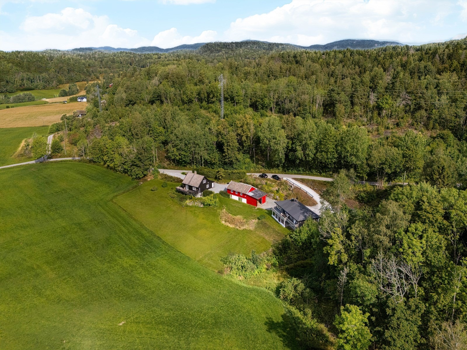 Fra boligen er det kort vei med bil til barnehage, barneskole, idrettsanlegg og matbutikk. Galleribilde