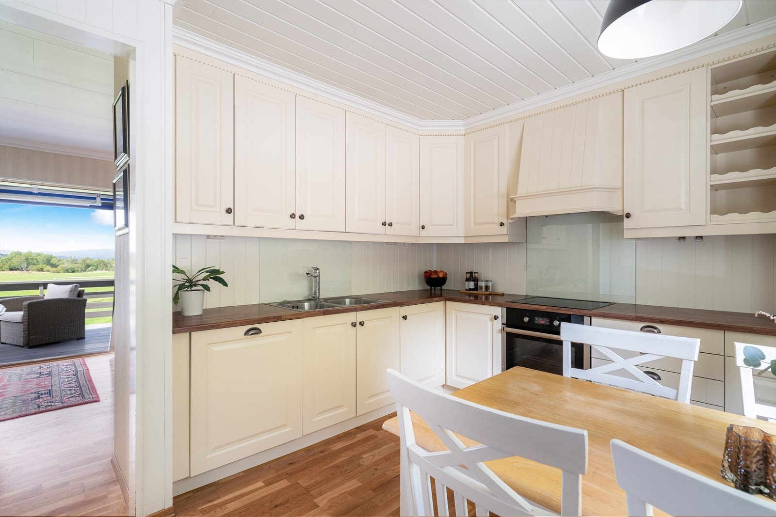 Delikat kjøkken med profilerte fronter med foliert base på skrogene, og en laminatbenkeplate med dobbel oppvaskkum Galleribilde