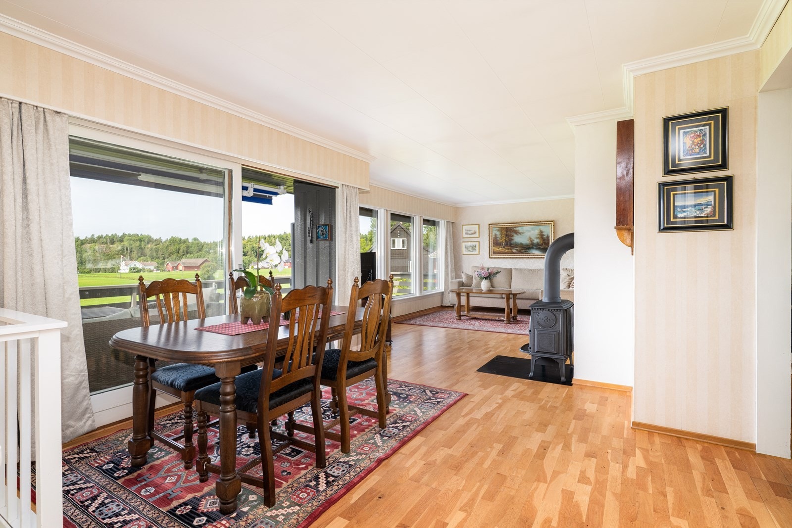 God plass til spisebord der man kan samle familie og venner til hyggelige sammenkomster. Galleribilde