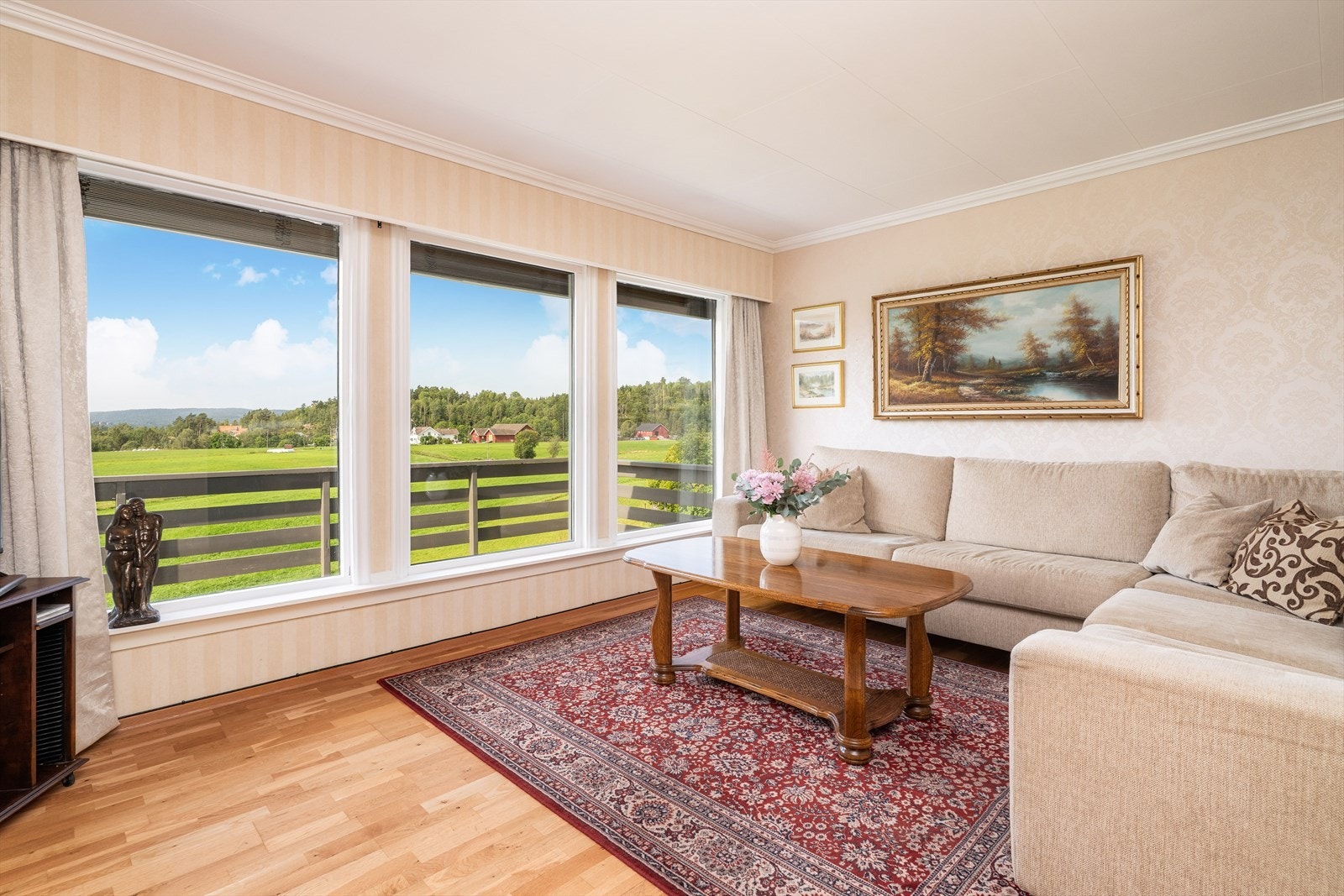 Romslig stue med god plass til sofagruppe og annet ønsket innventar. Galleribilde