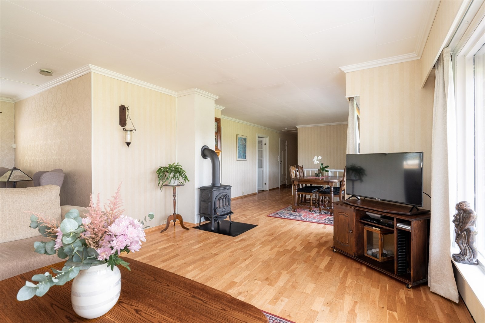 Store vindusflater slipper inn rikelig med naturlig lys. Galleribilde