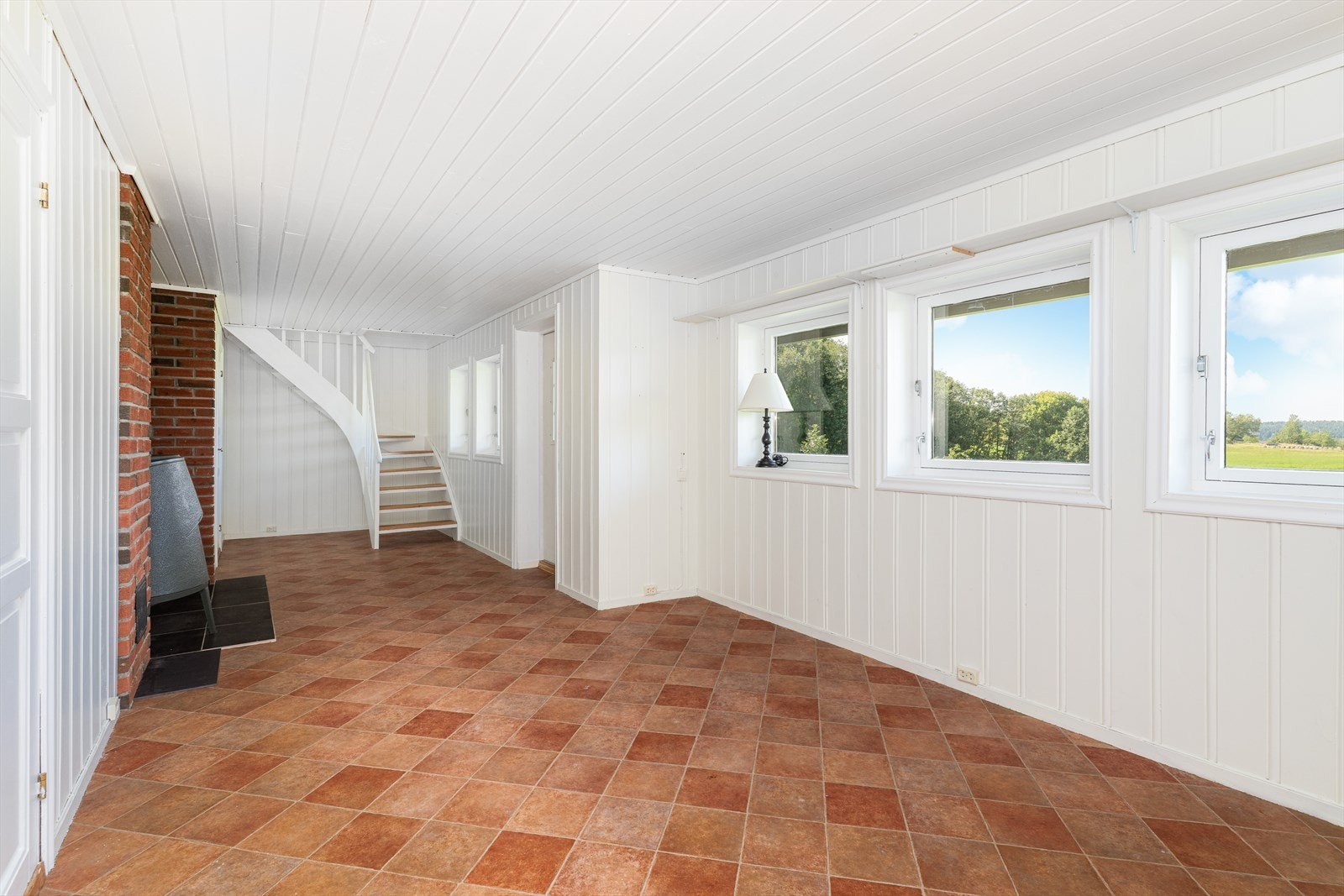 Underetasjen er innholdsrik, og har bla. kjellerstue, rom, bad og flere bodrom. Deler av underetasjen er innredet og omgjort uten godkjennelse fra kommunen. Galleribilde