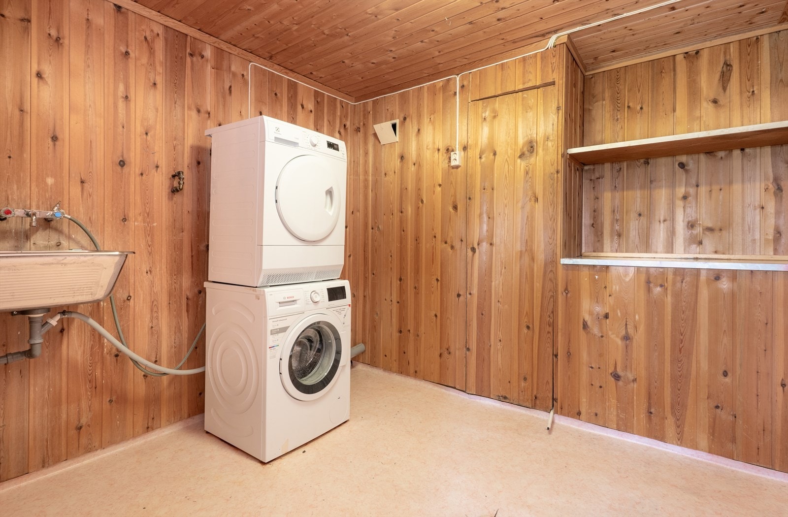Vaskerommet er fra byggetiden og har vinylbelegg på gulvet samt trepaneler på vegger og i himlingen. Rommet er utstyrt med en utslagskum i stål og har opplegg for både vaskemaskin og tørketrommel. Galleribilde