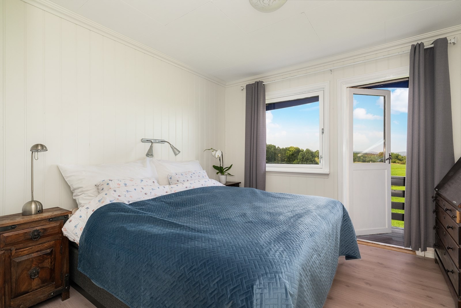 Boligen har totalt 3 soverom i hovedetasjen. Hovedsoverommet er av god størrelse og har plass til seng garderobeskap. Galleribilde