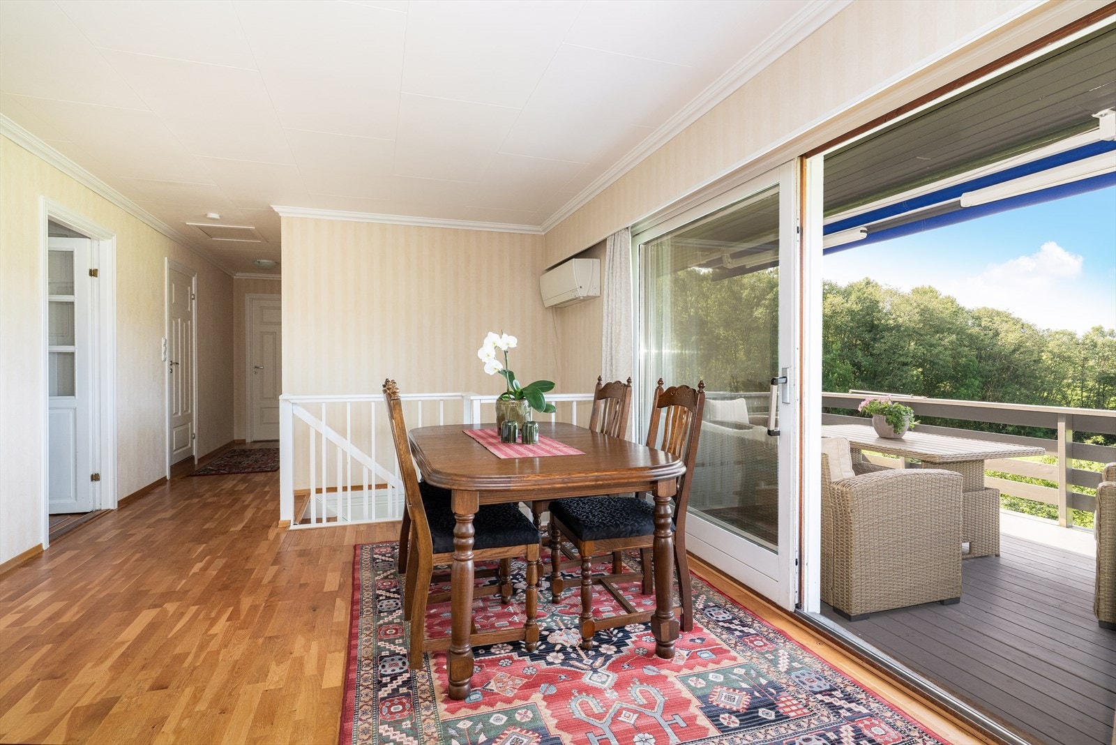 Utgang til veranda fra stue. Galleribilde