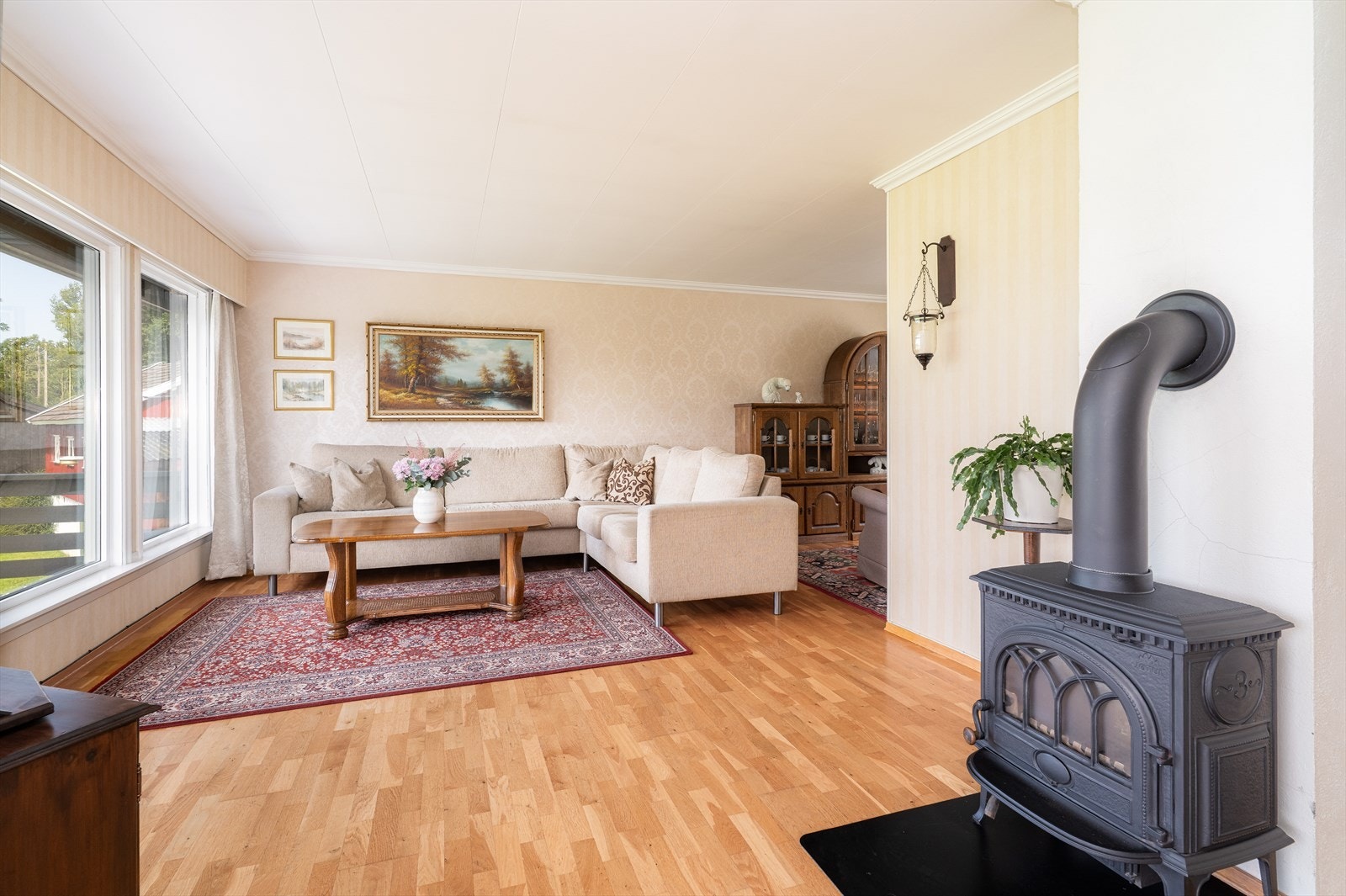 Store vindusflater slipper inn rikelig med naturlig lys. Galleribilde