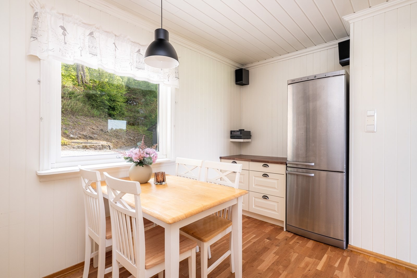 Kjøkkenet har godt med skap og benkeplass og plass til et lite frokostbord. Galleribilde