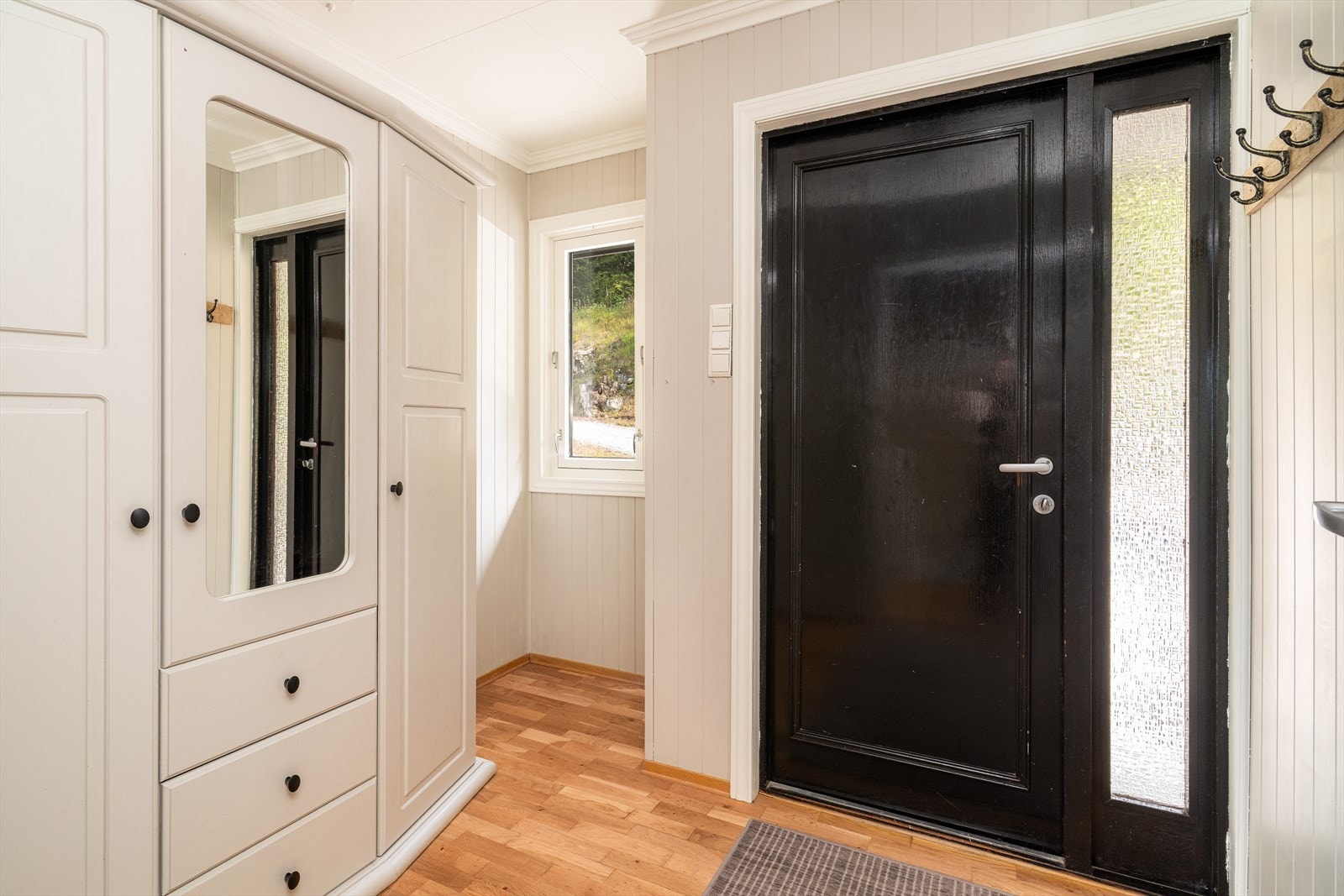 Entré/gang med plass til sko og yttertøy. Galleribilde