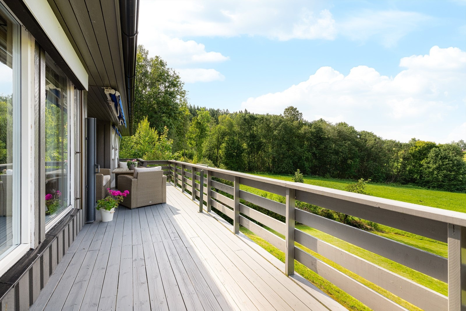 Romslgi veranda med god plas til utemøbler. Galleribilde