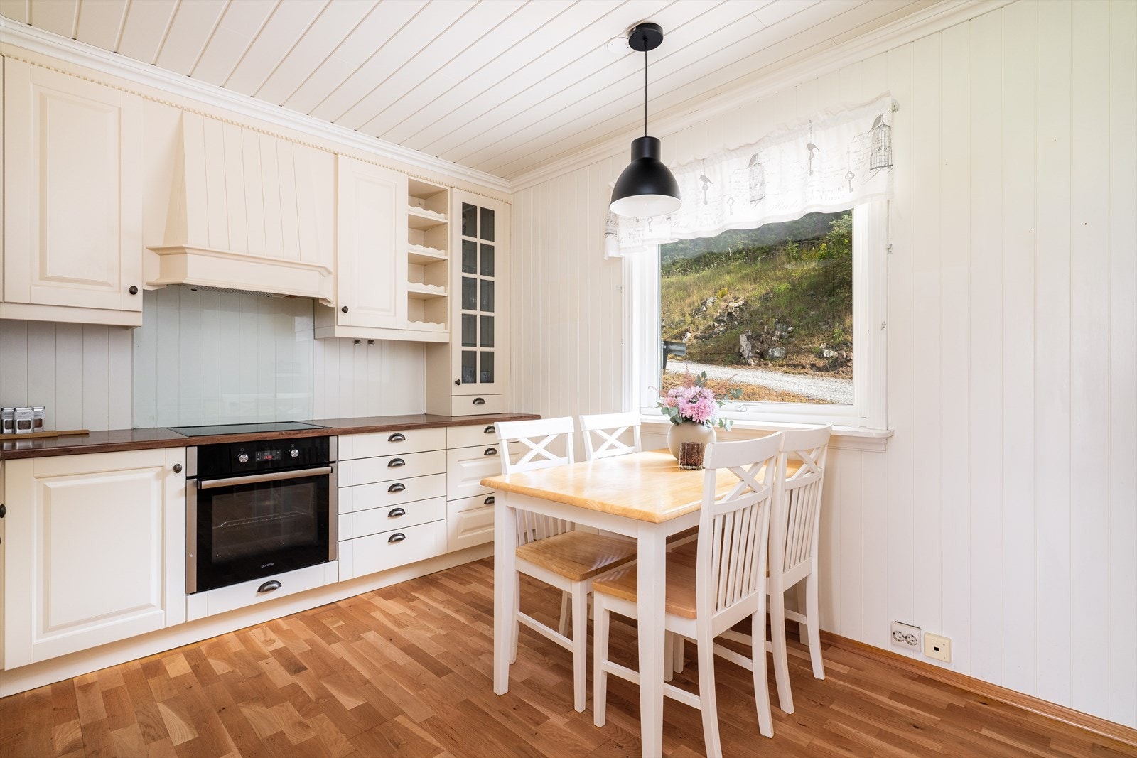 Av hvitevarer er det integrert stekeovn, platetopp og oppvaskmaskin, samt et frittstående kjøl- og fryseskap. Galleribilde