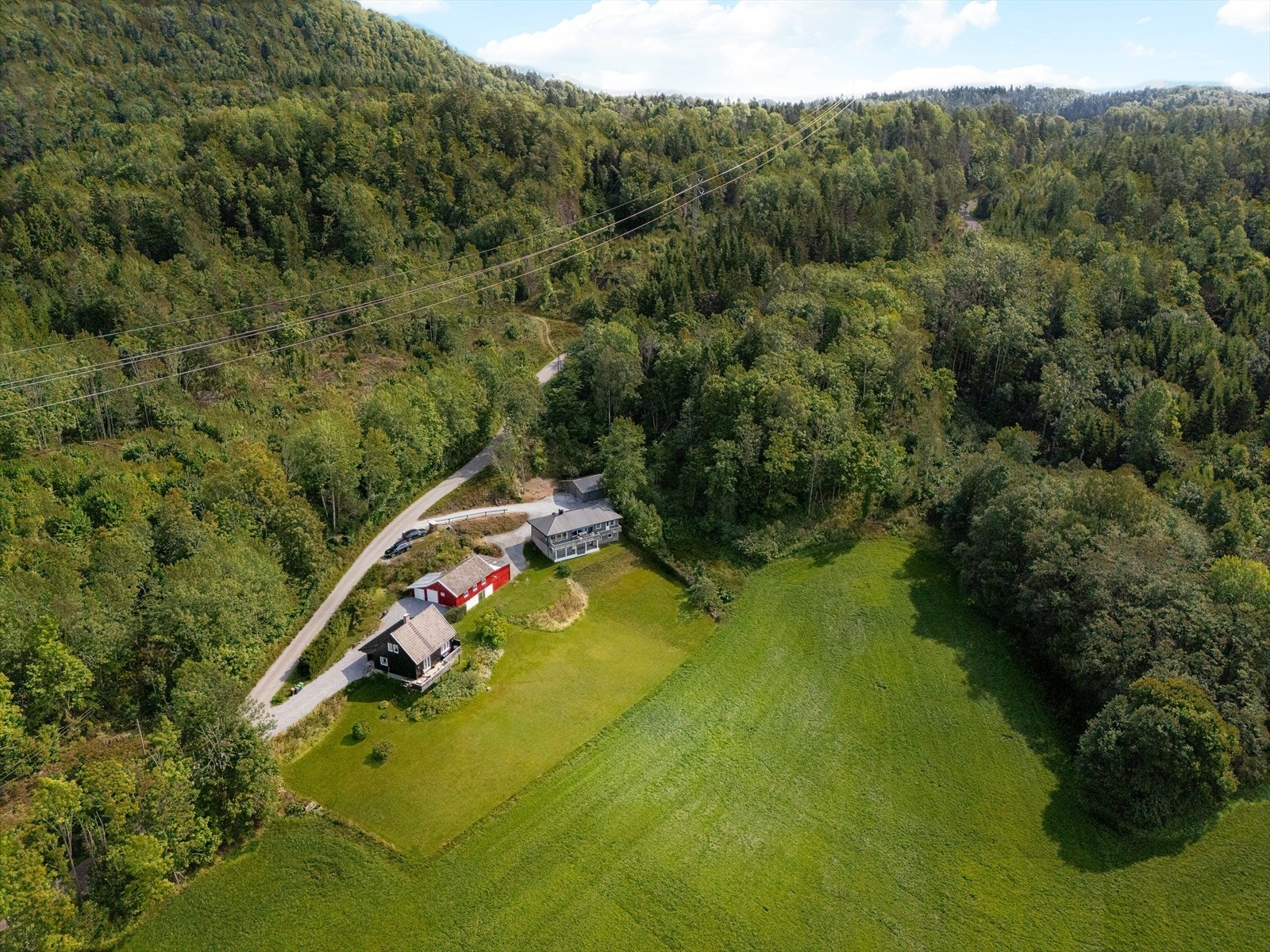 Solrik og flott beliggenhet i landlige omgivelser, med kort vei til både Skien og Porsgrunn. Galleribilde