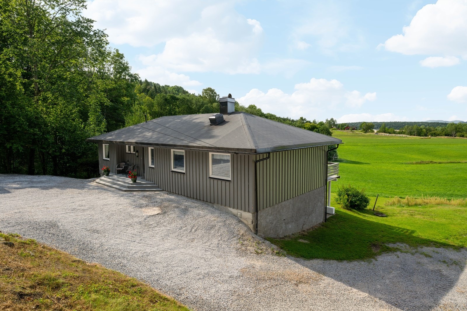 Godt med biloppstillingsplass på gårdsplassen. Galleribilde