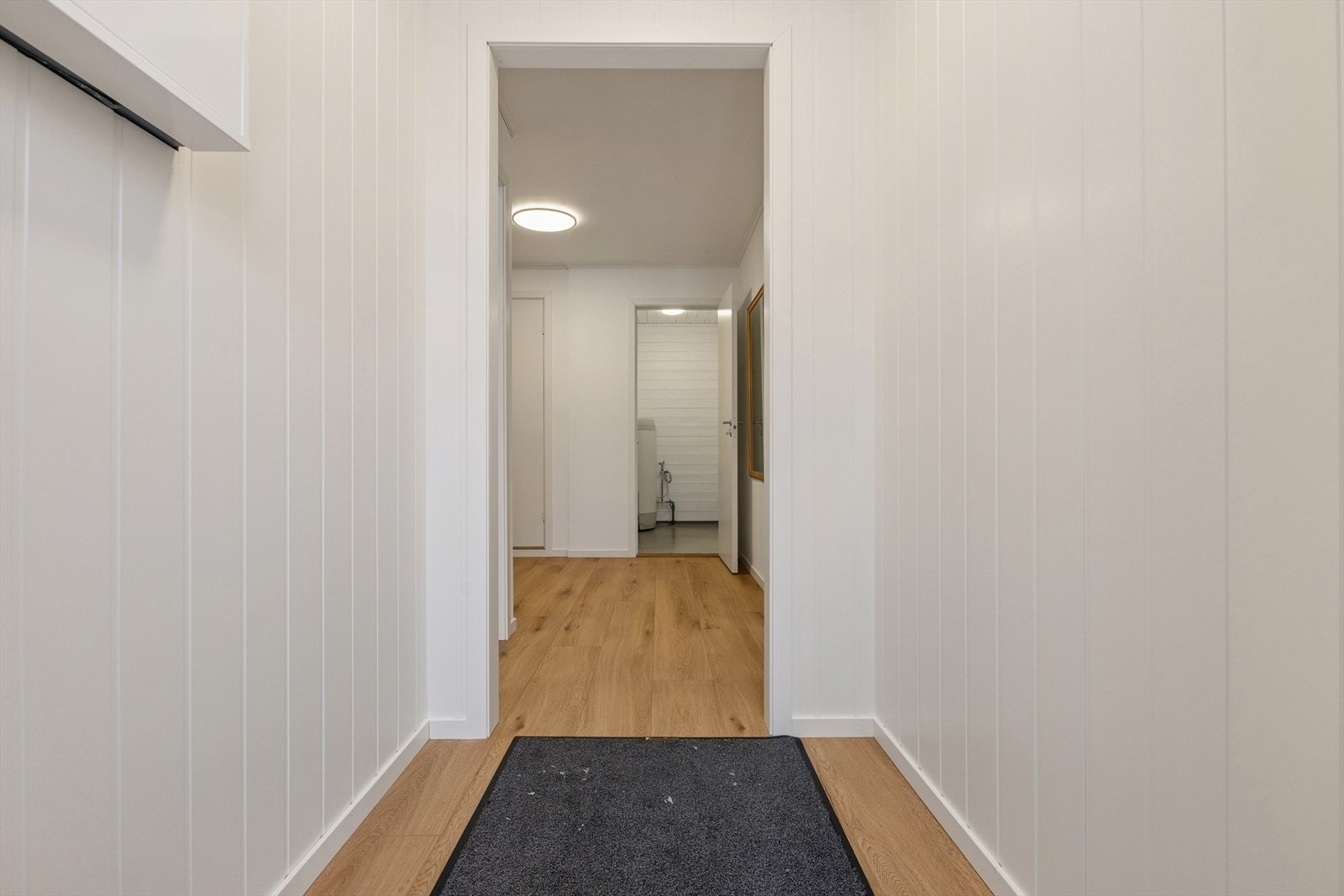 Her ønskes du velkommen inn i en lys og romslig entré med god plass til å henge fra seg yttertøy og sette fra seg sko på en praktisk og ryddig måte. Galleribilde