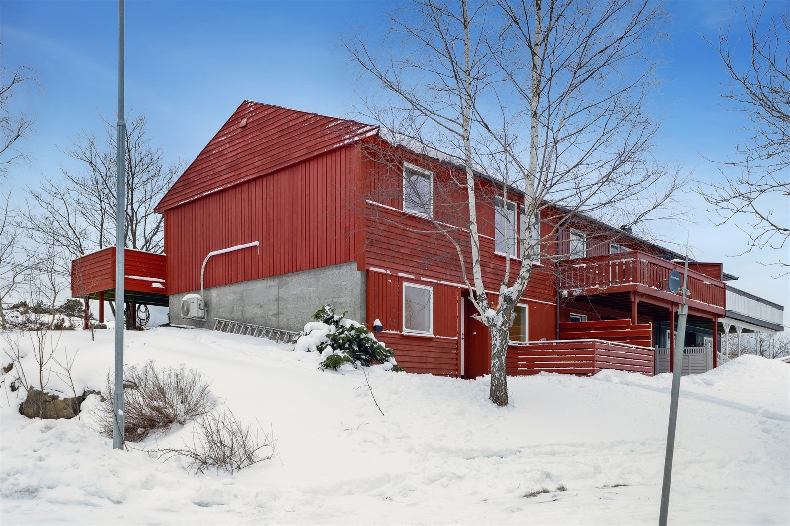 Velkommen til Riggen 13C! Oppgradert rekkehus med sentral beliggenhet i attraktivt boligfelt på Viddefjell. Galleribilde