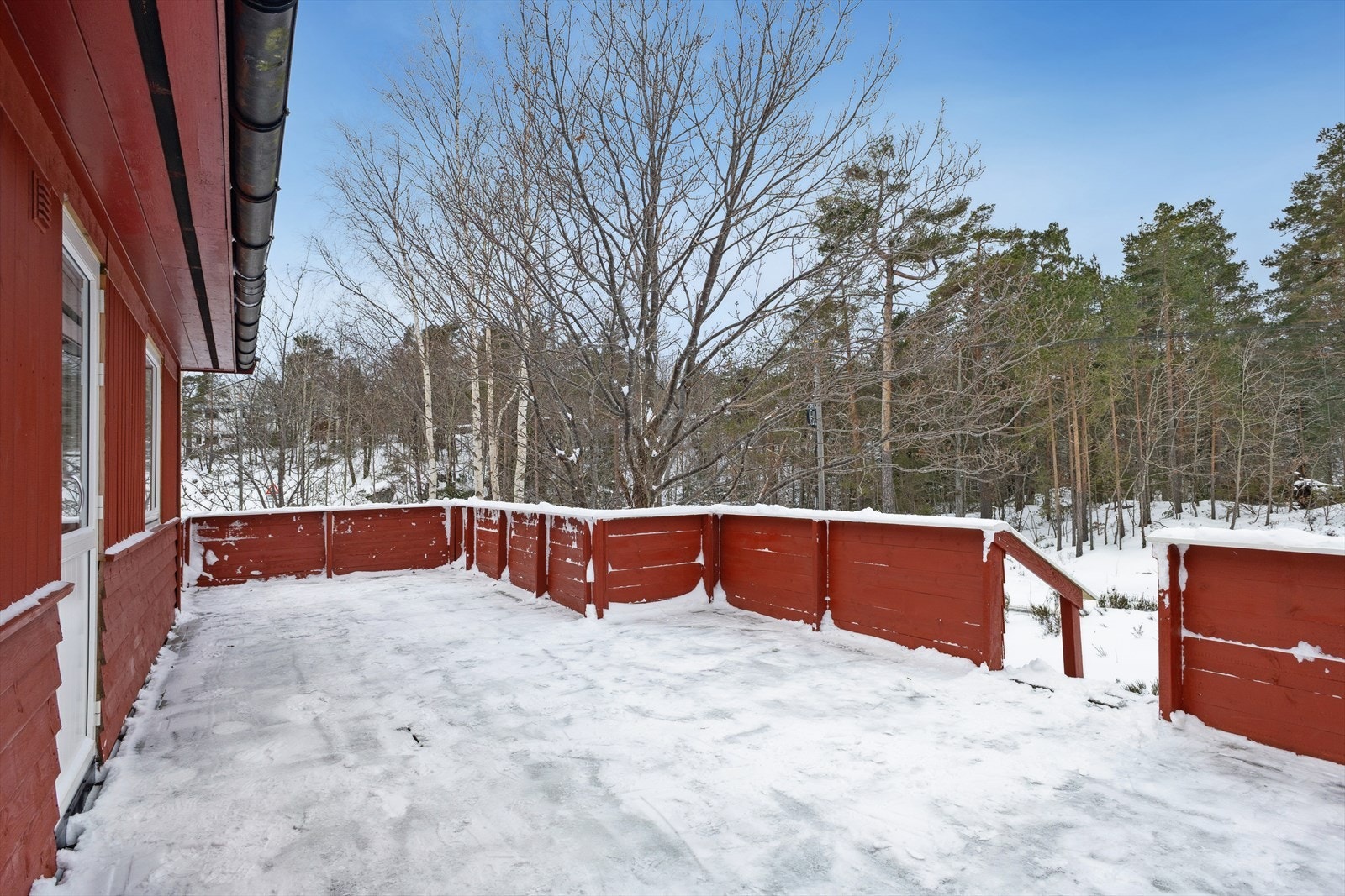 Romslig og usjenert terrasse til stor glede på gode og varme sommerdager. Galleribilde