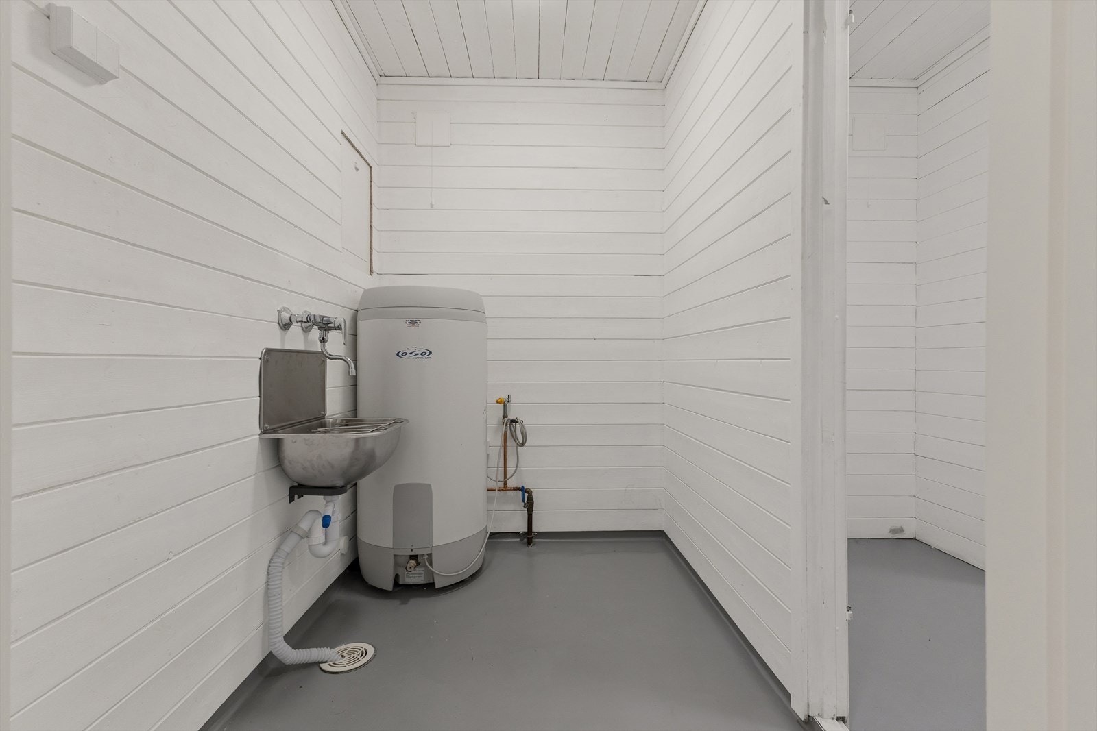 Vaskerom med skyllekum samt opplegg for vaskemaskin. Galleribilde