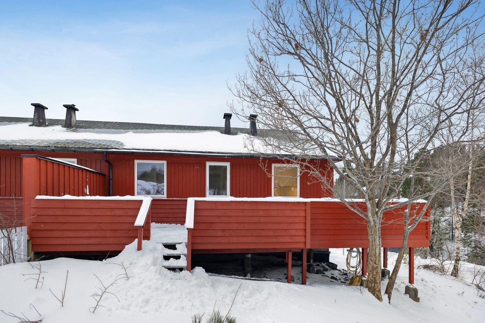 Praktisk trapp fra terrassen gir enkel tilgang til tomten. Galleribilde